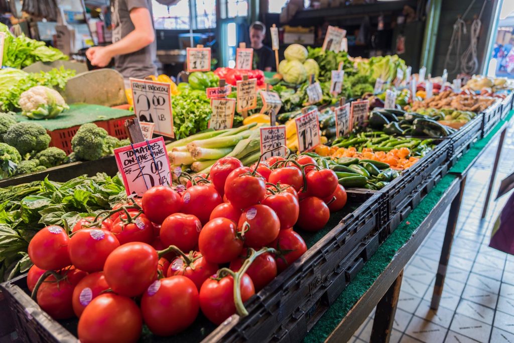 farmers-market-organic-produce-MJN9MAZ.jpg